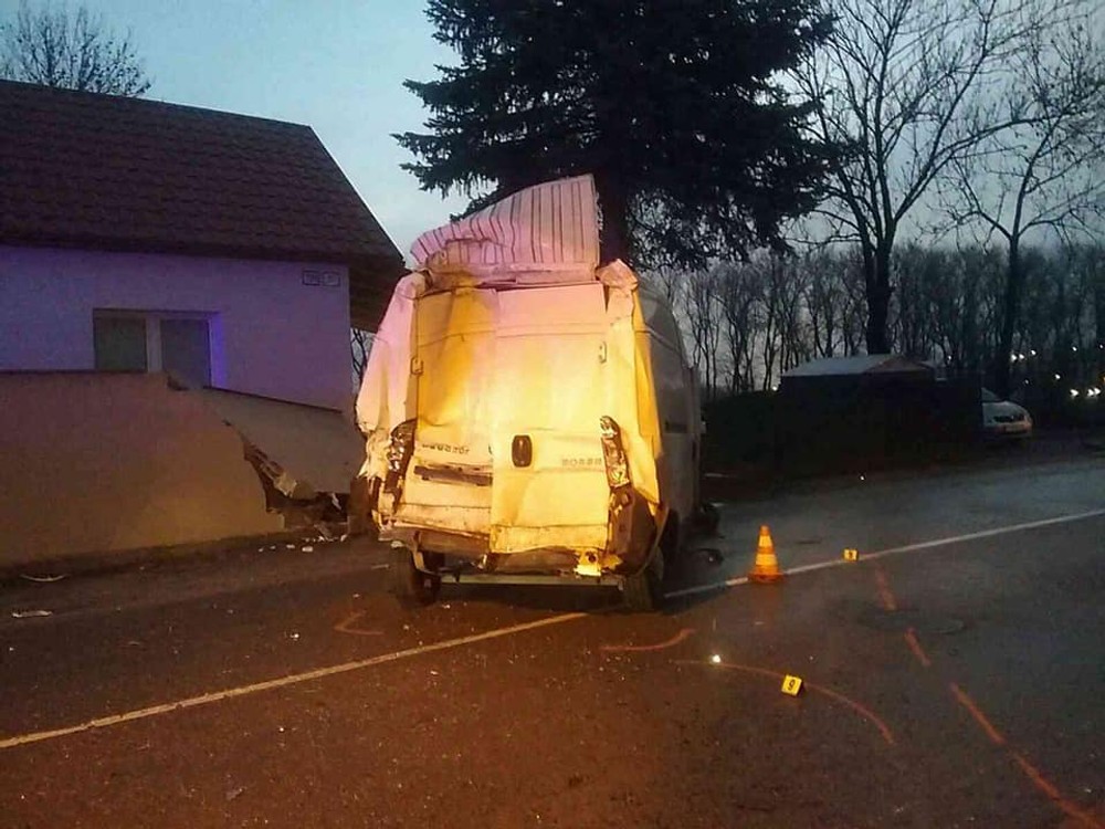 Pri vážnej dopravnej nehode sa zrazil autobus s dodávkou. Viacero cestujúcich sa zranilo 
