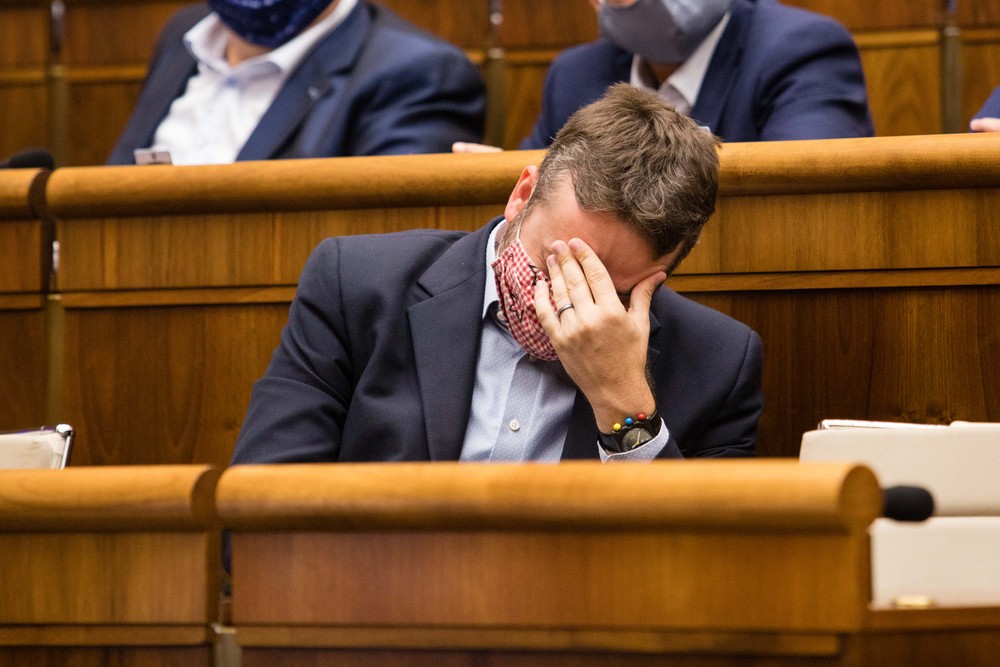 Parlament odvoláva premiéra Igora Matoviča