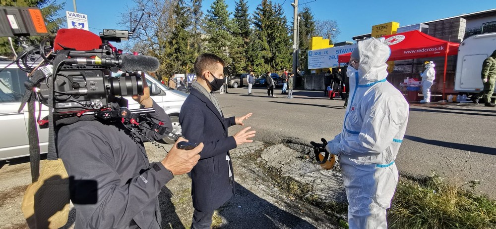 Austrálsky novinár na plošnom testovaní