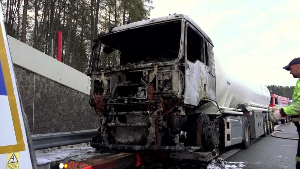 [multi] Poziar na dialnici 392