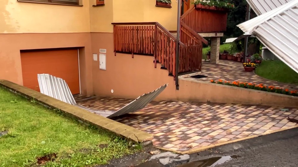 Silná búrka polámala stromy