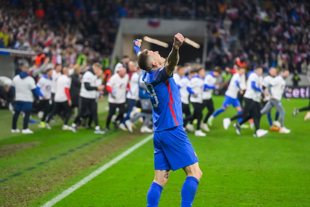 Futbalisti Slovenska postúpili na majstrovstvá Európy po tom, ako na Tehelnom poli zdolali Island 4:2