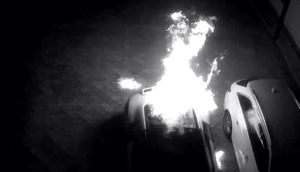 Dvaja maskovaní muži podpálili luxusné auto