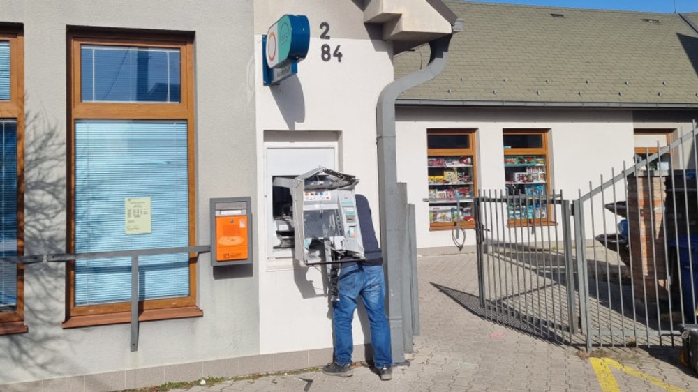 vybuchnutý bankomat 