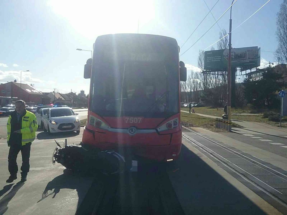 Zrážka električky a motorkára