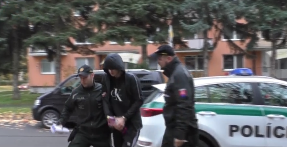 Policajti dostali za mreže dílera kurióznym spôsobom. Mladíka prezradila panika
