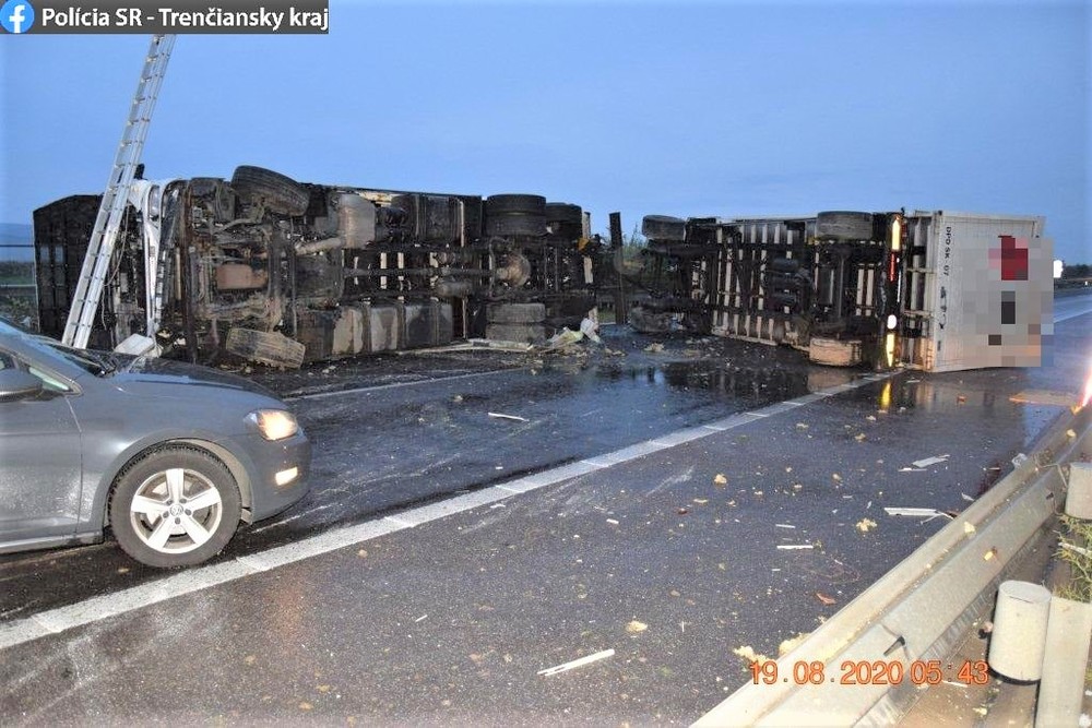 Nehoda kamiónu zablokovala diaľnicu D1, vodič dostal mikrospánok