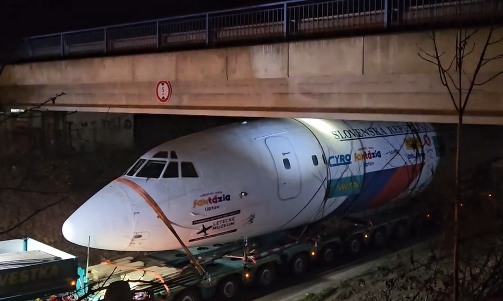 Vládny špeciál prevážajú popod most 2