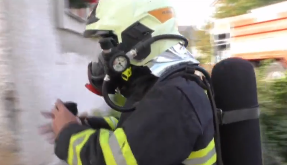 Strecha v plameňoch: Pomoc hasičov z okolia Sniny potreboval ich vlastný kolega 