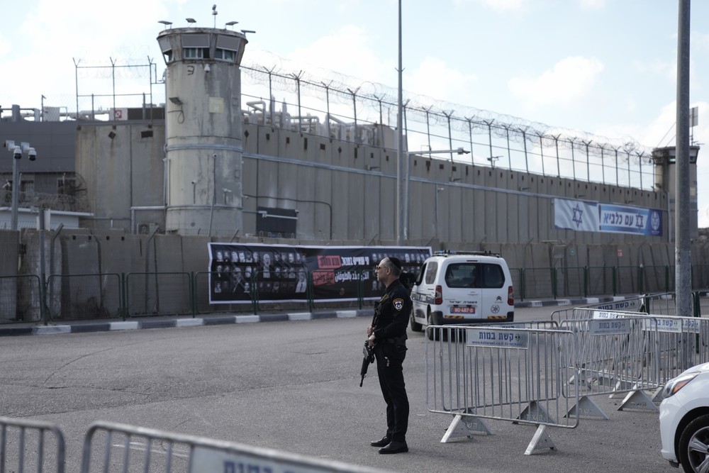 Autobusy s palestínskymi väzňami vyrazili spred izraelskej väznice Ofer