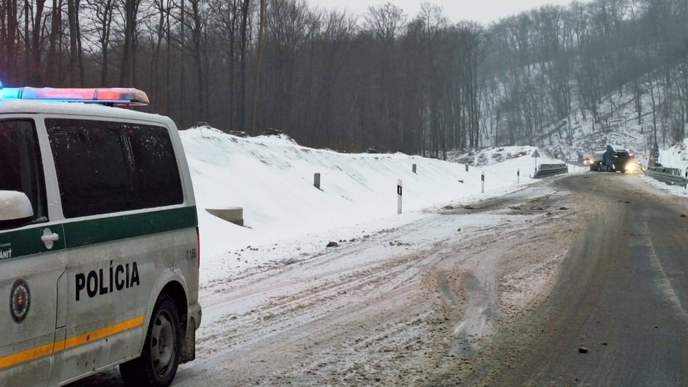 Sneženie a poľadovica skomplikovali dopravu a pohyb pre vodičov i chodcov