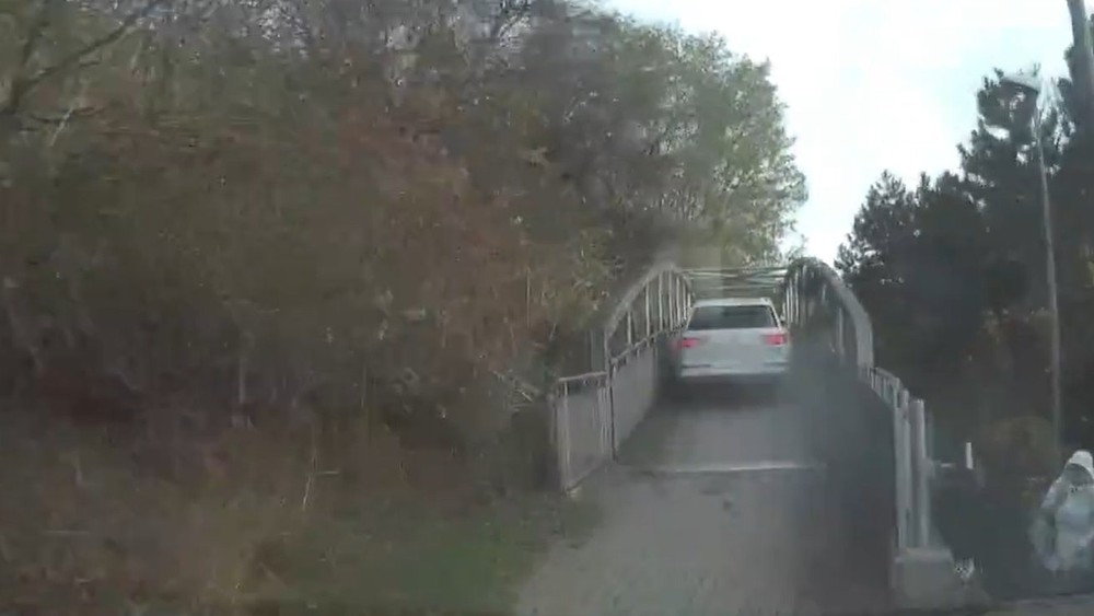 Vodič vyšiel na úzky most.