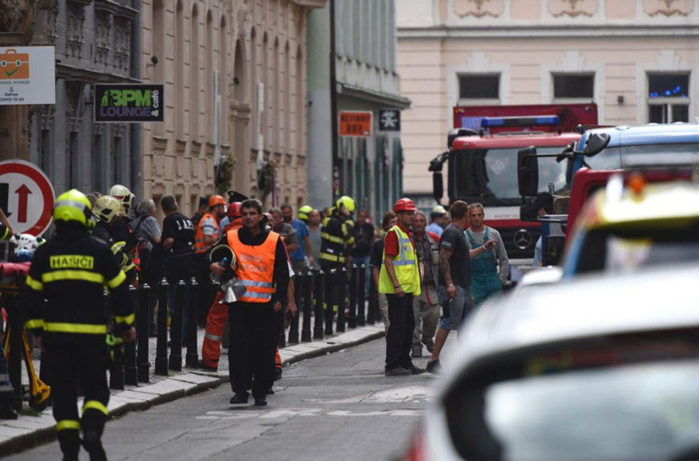 V centre Prahy sa zrútila časť budovy, zavalila niekoľko ľudí