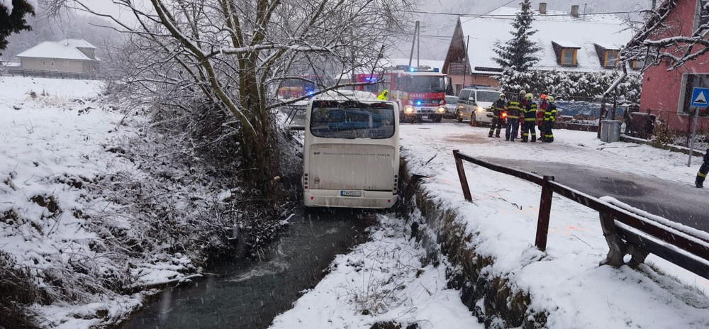 Autobus skončil v priekope