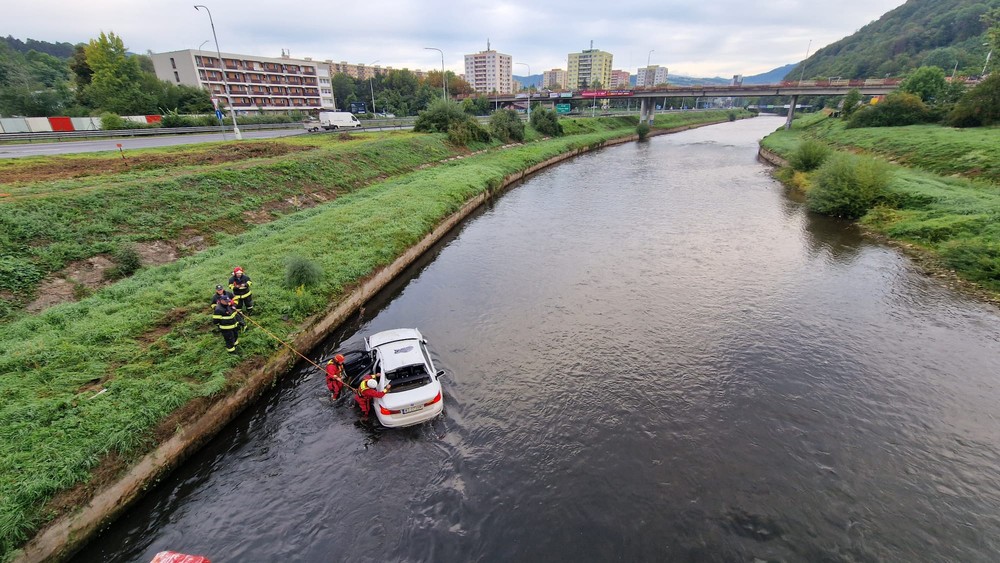 Auto sa zrútilo do rieky