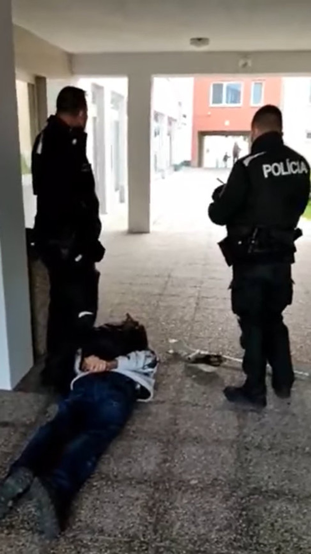 Násilný zásah polície v Prievidzi