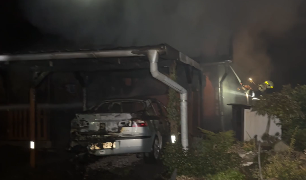 Plamene zachvátili domovú prístavbu. Príčinou požiaru mohlo byť auto