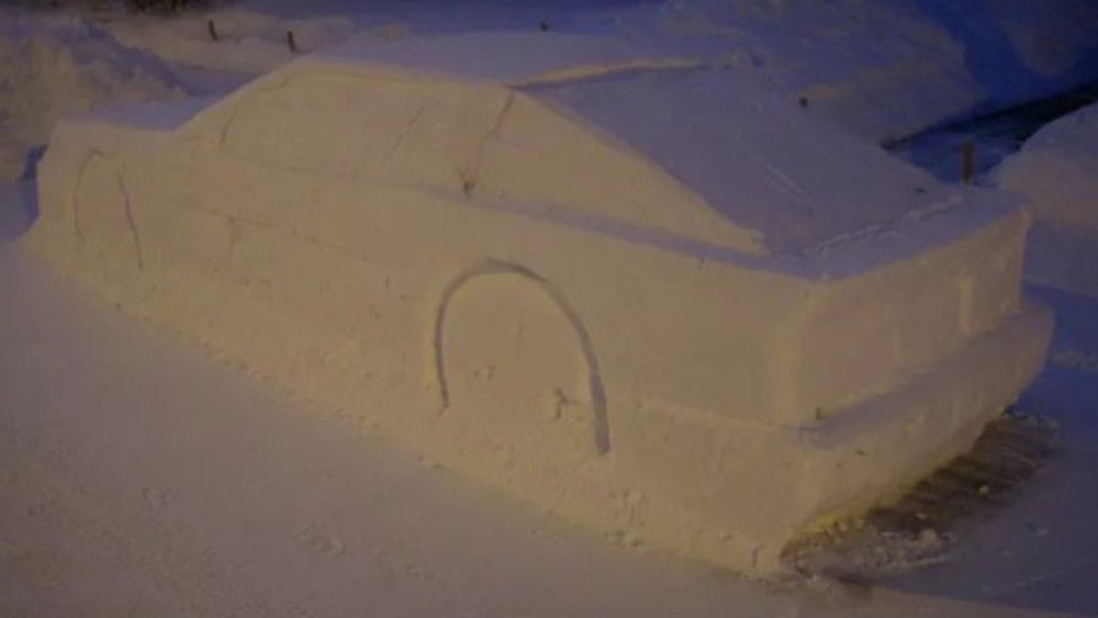 Odparkované auto zo snehu 