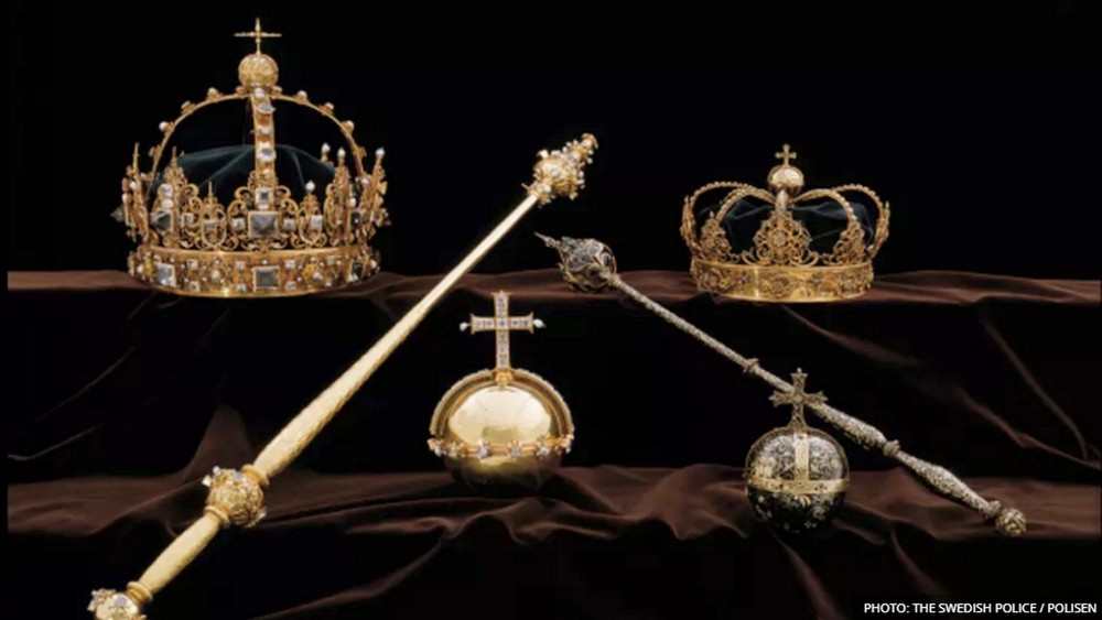 Zlodeji ukradli kráľovské koruny aj klenoty. Z katedrály utiekli na motorovom člne.jpg