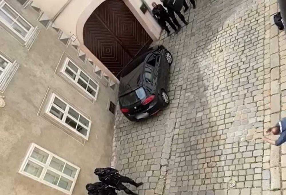 V centre Bratislavy spacifikovali ozbrojeného muža, v okolí ostávajú pyrotechnici