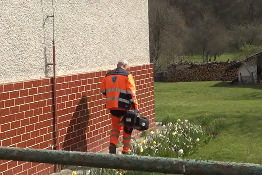 Muž držal v dome svoju mamu