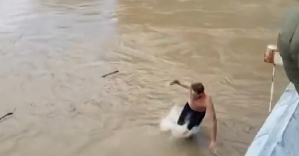 Surfer alebo skokan: Ľudia počas záplavy hazardujú so svojim životom 