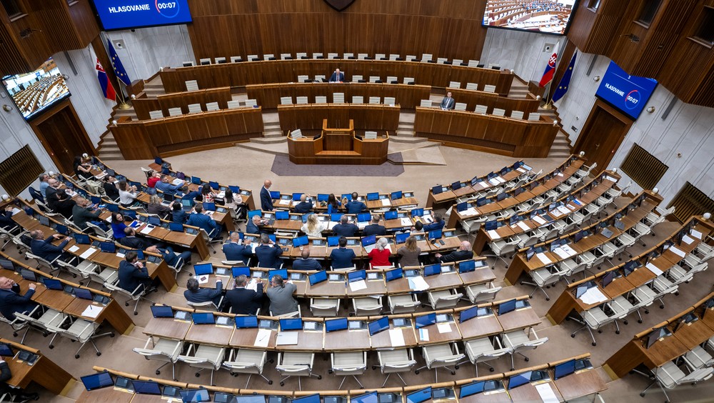 Opozícii sa ani na štvrtý pokus nepodarilo otvoriť mimoriadnu schôdzu na odvolávanie ministra Druckera.