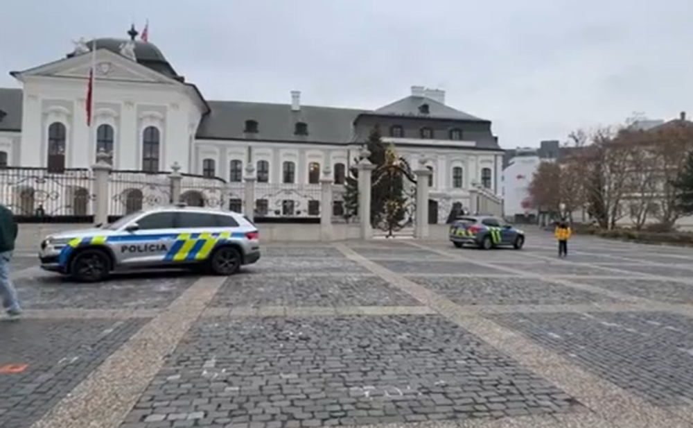 Polícia pred Prezidentským palácom 