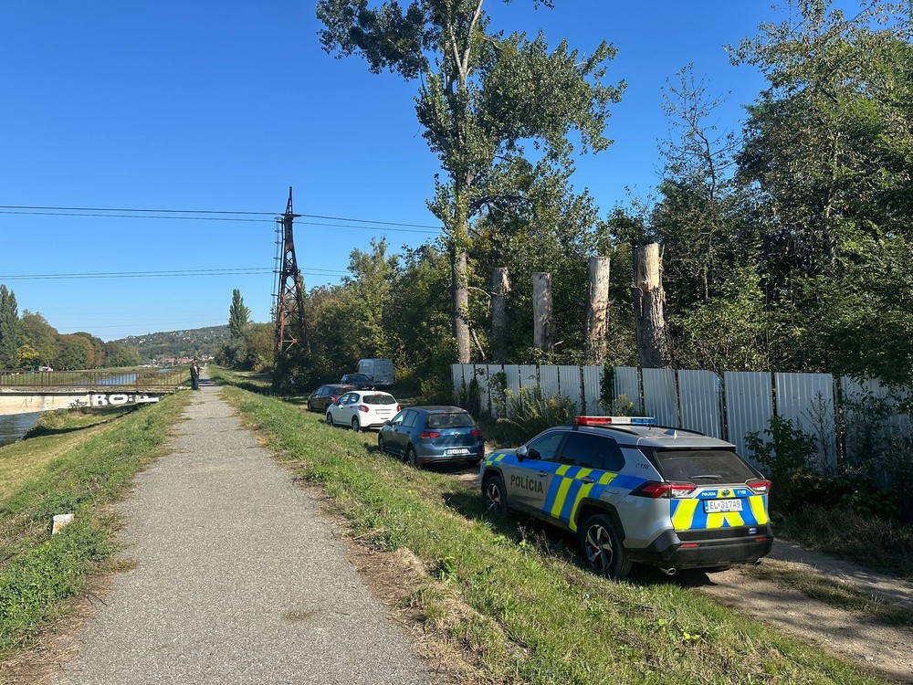 Pri chatrčiach našli mŕtvu ženu