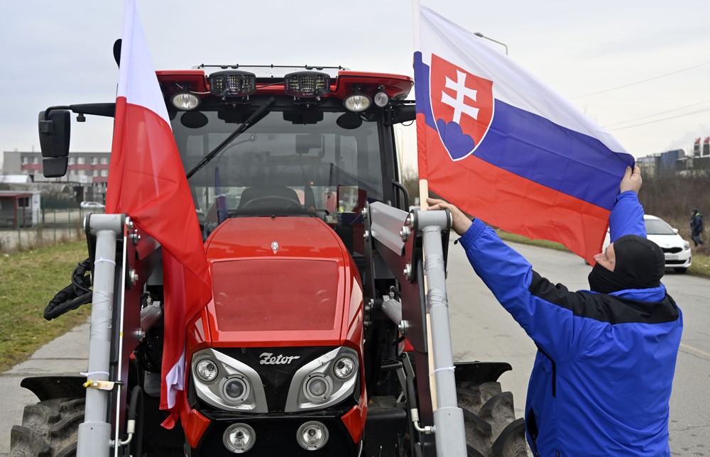 protest farmari polnohospodari traktory MICHALOVCE (3)