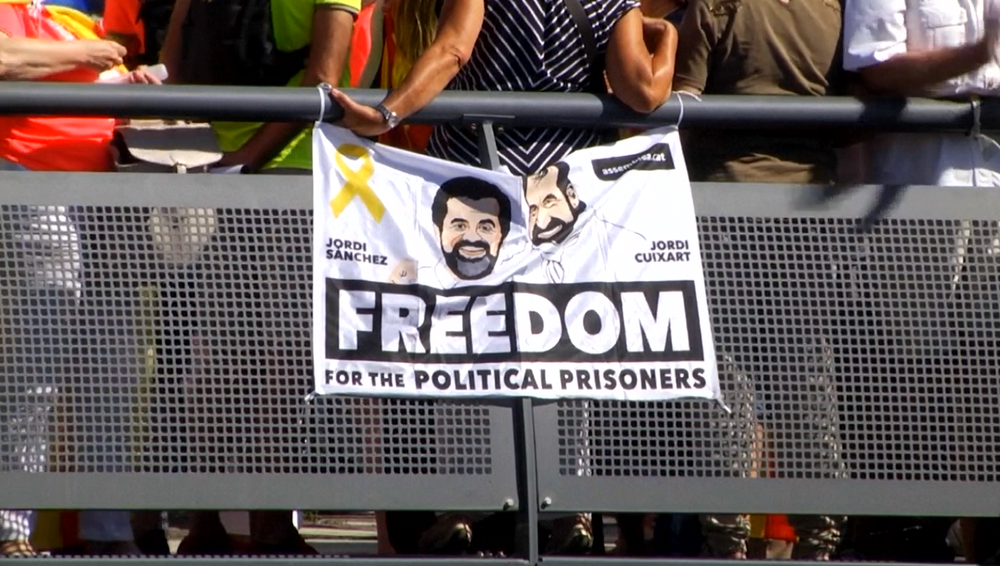 Úvodné zasadnutie nového Európskeho parlamentu poznačili protesty