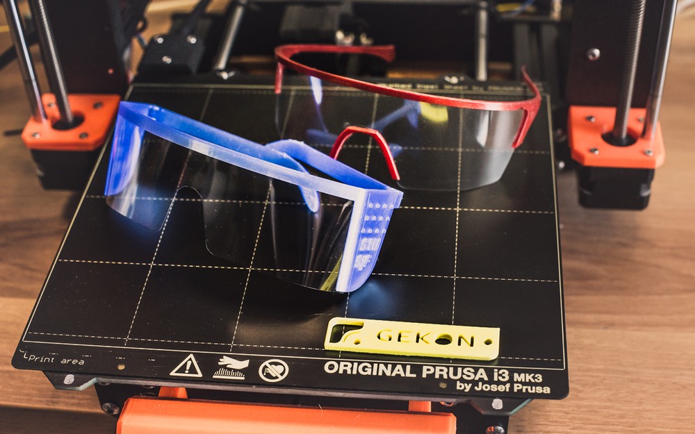 Na produkciu okuliarov využívajú 3D tlačiareň