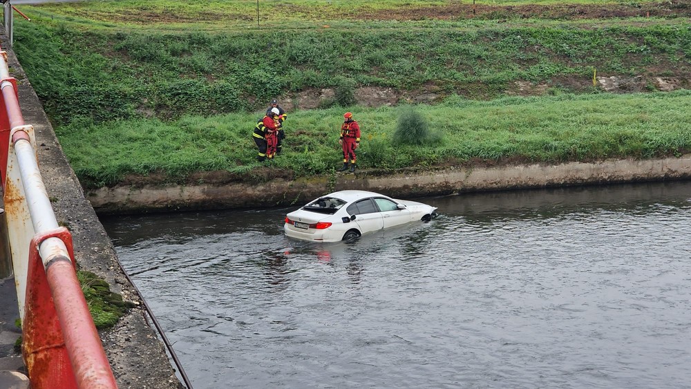 Auto sa zrútilo do rieky