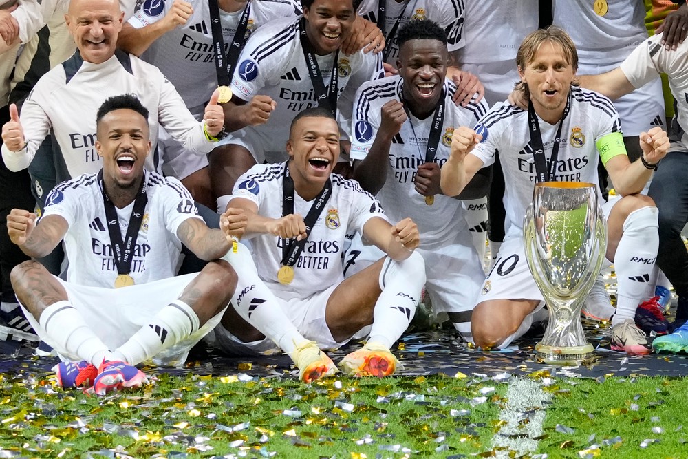 Futbalisti Realu Madrid oslavujú zisk Superpohára