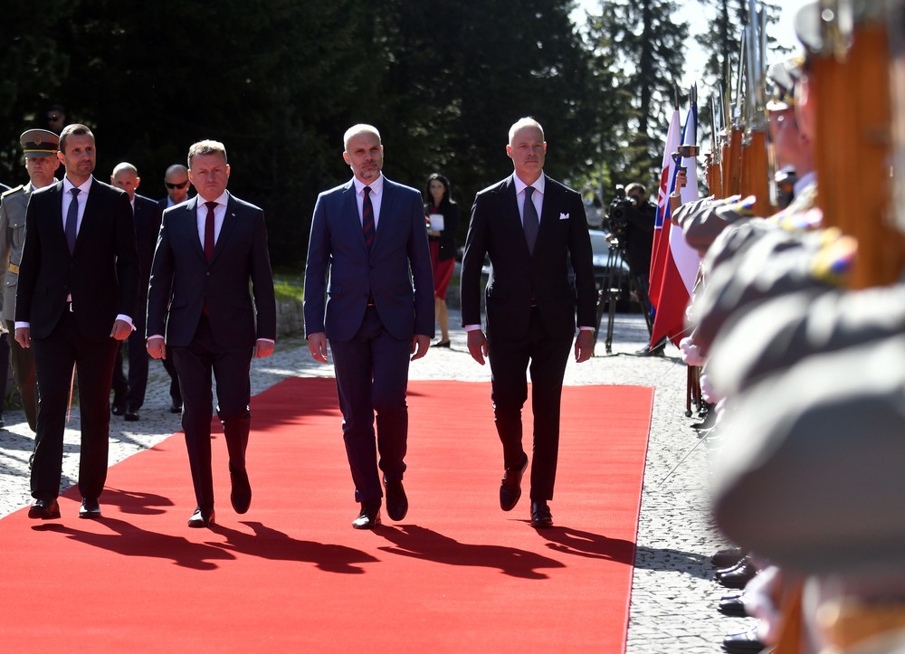 Štrbské pleso V4 ministri obrana stretnutie rokovanie (10)