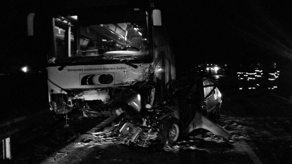 Čelná zrážka s autobusom sa skončila tragicky. Z osobného auta zostali len stlačené plechy 