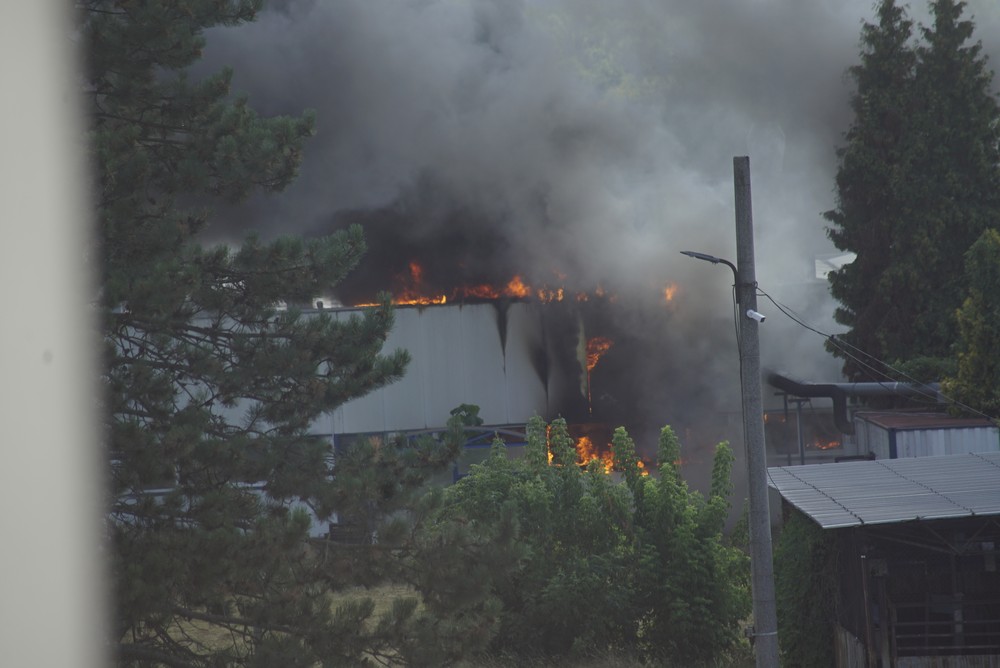 Požiar haly v Partizánskom