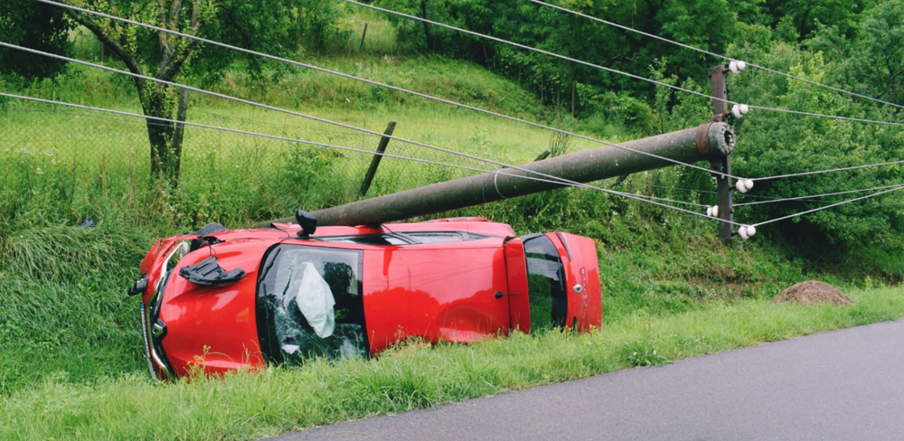 Auto skončilo pod stĺpom