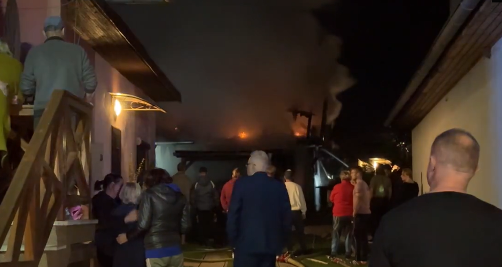 Plamene zachvátili domovú prístavbu. Príčinou požiaru mohlo byť auto