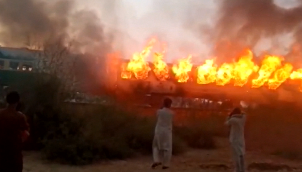 Idúci vlak zachvátil požiar, pripravil o život desiatky ľudí