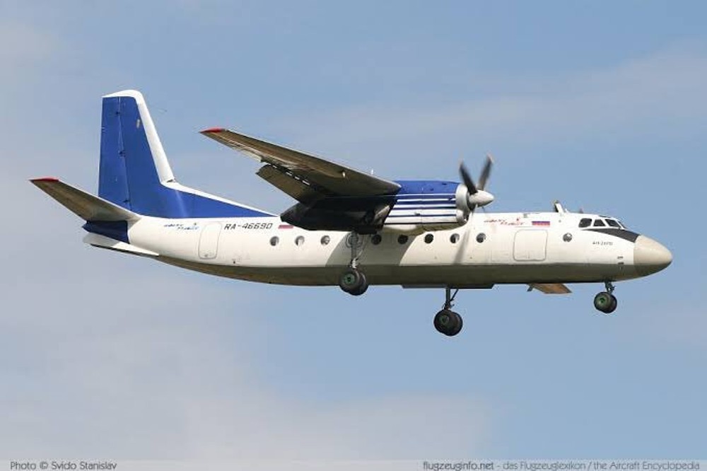 Lietadlo prešlo ranvej a po náraze do budovy vzplanulo