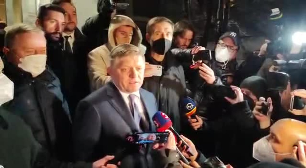 Do auta Roberta Fica hodili dlažobnú kocku a rozbili sklo