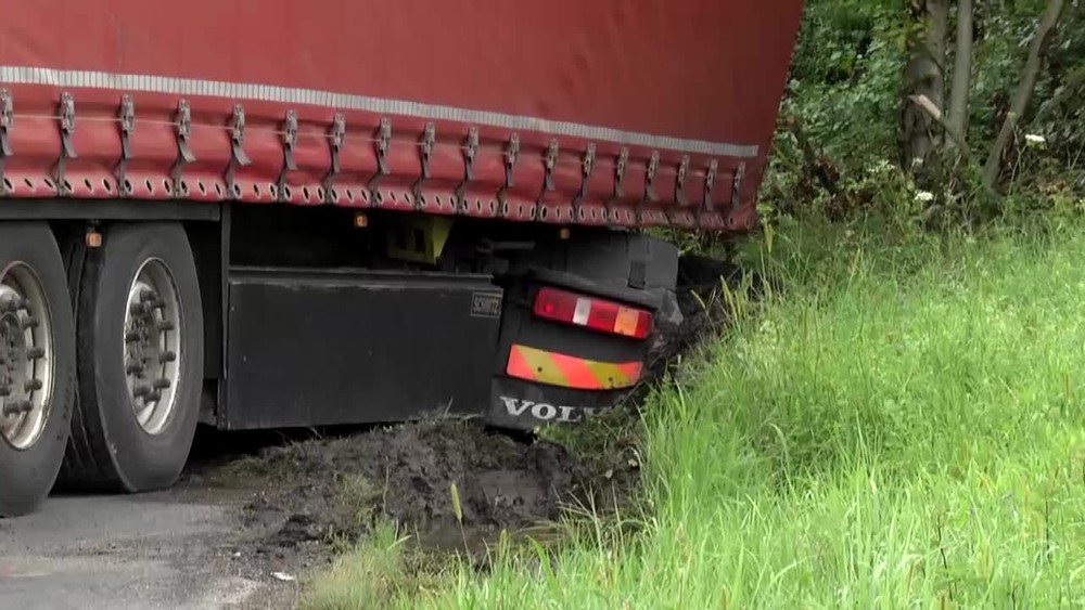 [multi] Zapadnutý kamión 3903