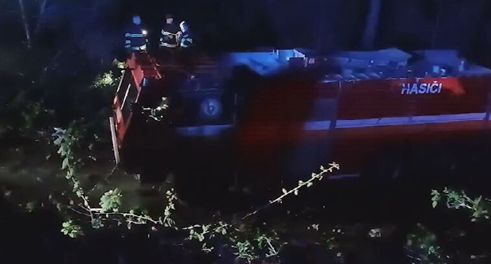 Hasiči na ceste k požiaru havarovali Cisterna skončila v potoku (1)