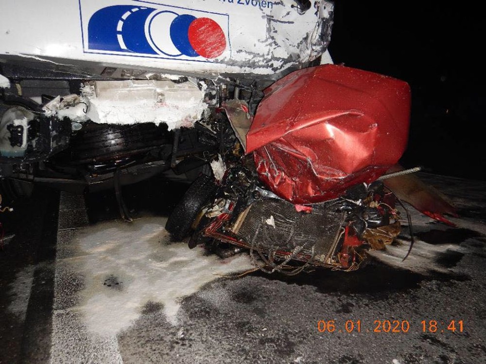 Čelná zrážka s autobusom sa skončila tragicky. Z osobného auta zostali len stlačené plechy 