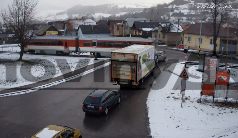 Vodič prežil zrážku s vlakom, auto tlačil pred sebou takmer tridsať metrov