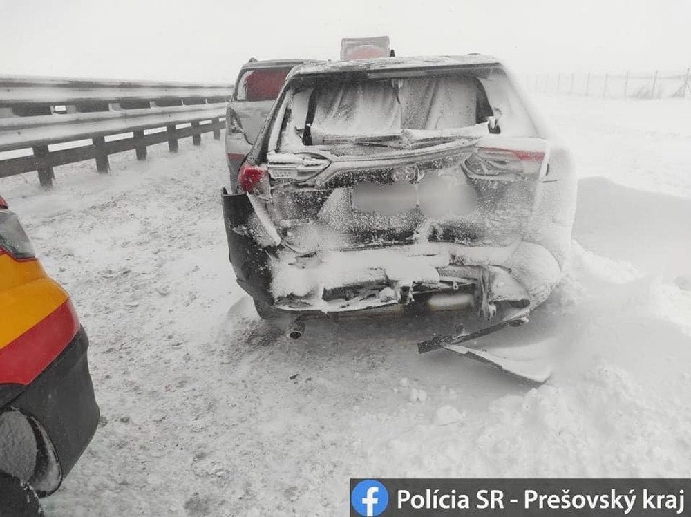 Diaľnicu pod Tatrami uzavreli, zrazilo sa tam približne 30 áut