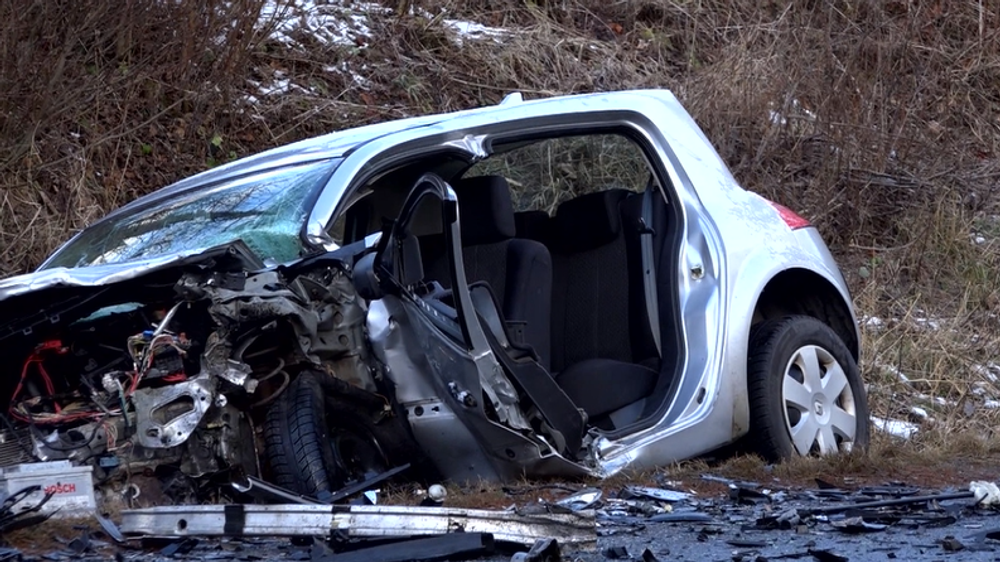 Nehoda dvoch áut si vyžiadala letecký transport. V jednom z áut ostal zakliesnený vodič