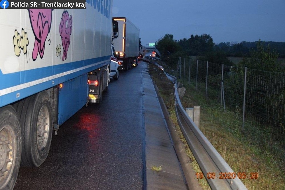 Nehoda kamiónu zablokovala diaľnicu D1, vodič dostal mikrospánok