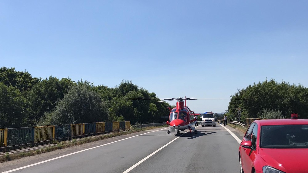 Vážna nehoda si vyžiadala výjazd leteckých záchranárov. Na ceste ostal prevrátený kamión
